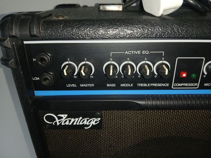 Bass guitar amplifier Vantage VB30