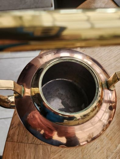 Two antique polished kettles in brass and copper. Stunning.