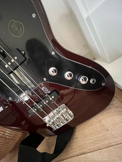 Full Bass Guitar Starter Kit .Amp, Headphones, Bag and Accessories
