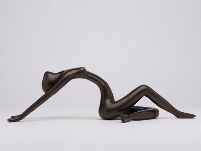 Minimalist Posing Lady - Bronze