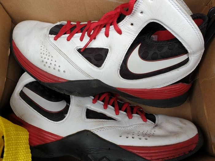 white nike basketball shoes