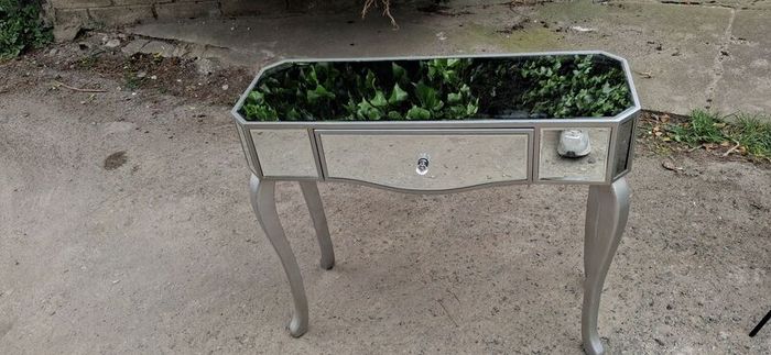 Vanity mirror dressing table