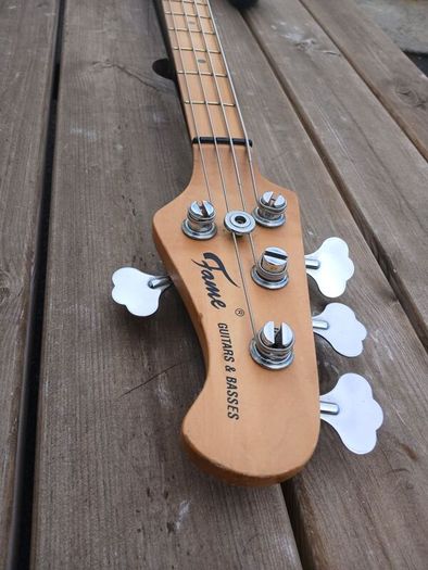 Bass guitar