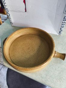 Wynne pottery Dublin 25 cm. diemter baked dish or salad / pie dish signed