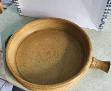 Wynne pottery Dublin 25 cm. diemter baked dish or salad / pie dish signed