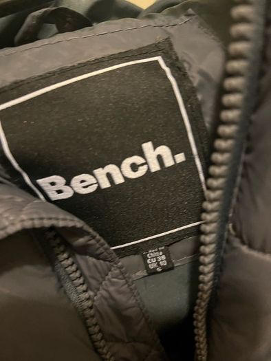 Bench long vest with a hood