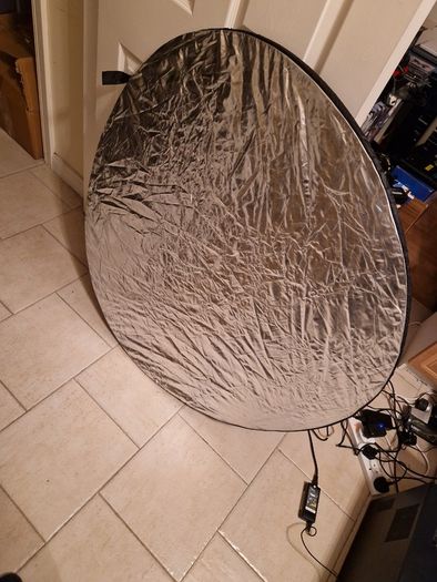 NEEWER, 2 Photography Tripods and feet and also 5ft circular Silver Light enhancer all in new condition and in lovely cases