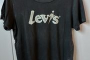 Levis worn style t-shirt, top for women, ladies in very good condition.  Size: M.