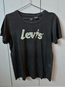 Levis worn style t-shirt, top for women, ladies in very good condition.  Size: M.