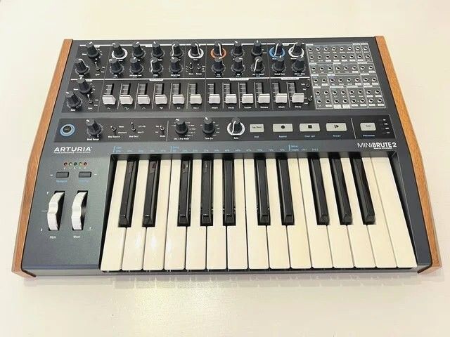Arturia Minibrute 2