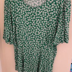 New Look Green with White Flowers Short Sleeve Top