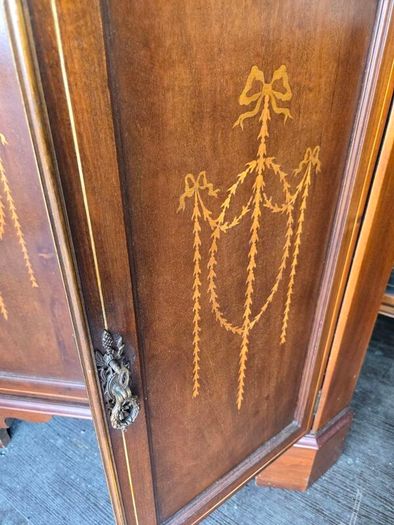 Corner cabinet