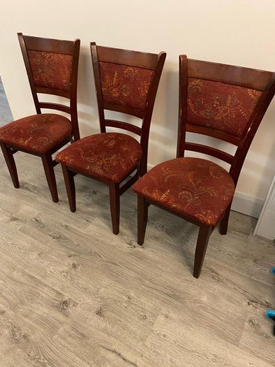 Mahogany style extending table plus 6 chairs.