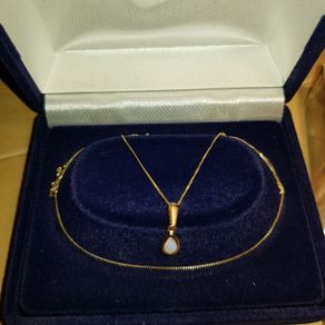 9 ct gold necklace with African opal pendant