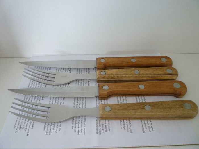 JAMIE OLIVER FRYING PAN BY TEFAL. Large Deep Frying or Omelette Pan.  Professional Series. WITH Jamie Oliver 4 piece steak cutlery set. Very Good Condition.