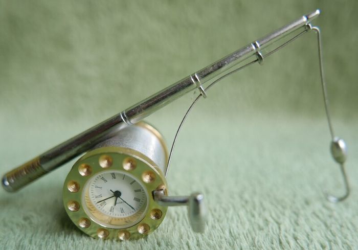 Vintage Fishing Rod & Reel Collectible Mini-Clock ,fresh battery, works fine