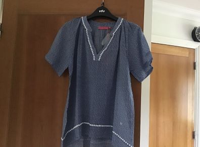 Van Den Bergh Blue/White Patterned Short Sleeve V Neck Blouse Size Medium