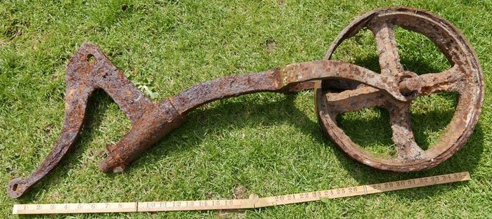 ANTIQUE FORGED IRON FARM WHEEL Rustic Garden Art Beautiful to Display in Your Garden