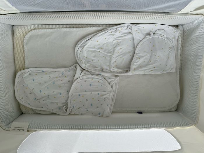 Snuz Pod 4 with mattress, protector, fitted sheets and more