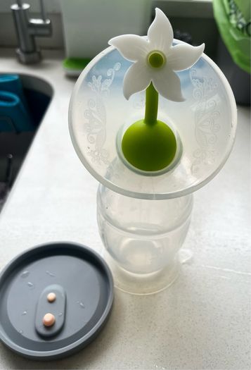 Haakaa with lid and stopper