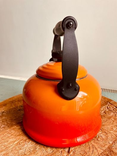 Le Creuset Classic Whistling Kettle Volcanic Orange Flame  2.1L