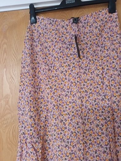 New Look Skirt. S.12.   B.N.W.T  (Lightweight  Material)