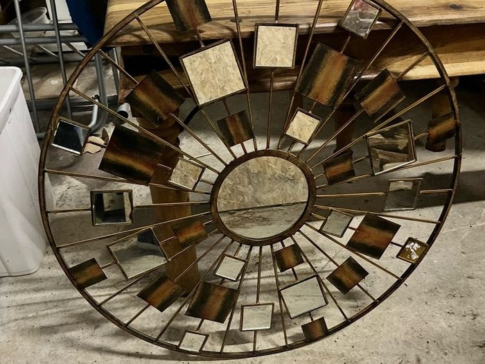 Round mirror