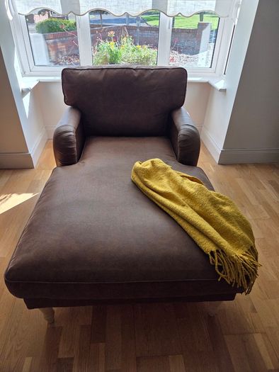Luxurious: Modern Soft Brown Leather Chaise Longue
