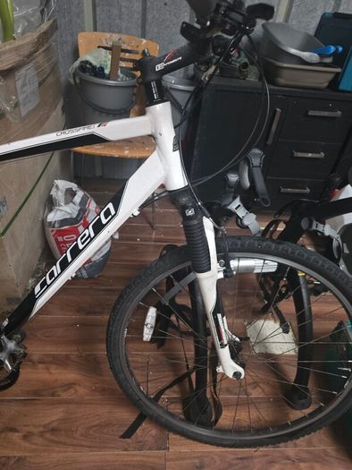 Carrera hybrid bike with lock
