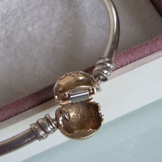 Pandora Moments two-tone bangle ir sterling silver with a 14k yellow gold ball clasp. (Size approx 19cm) for the right size please check all the photos (the bracelet is in very good condition)