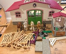 Schliech Horse Stable & Horses Bundle