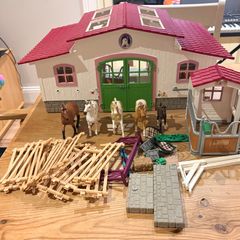 Schliech Horse Stable & Horses Bundle