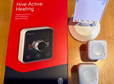 Hive active heating set with stand and 2x signal booster
