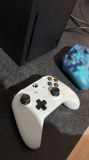 Xbox Series X console, 2 Xbox Wireless Controller, an ultra-high-speed HDMI cable, power cable.
