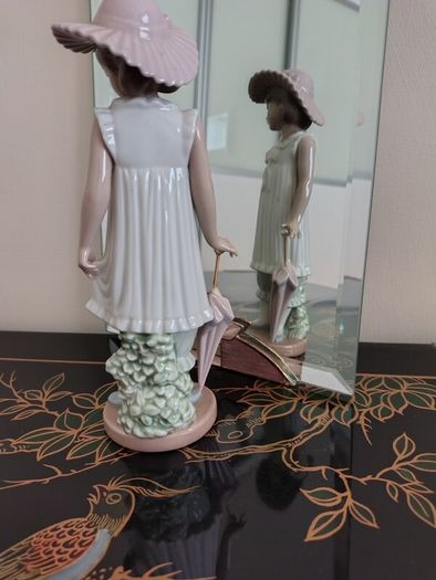 Vintage (1990) NAO By Lladro "April Showers" #1126. Damaged.