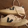 Veja trainers size 6 Image 3