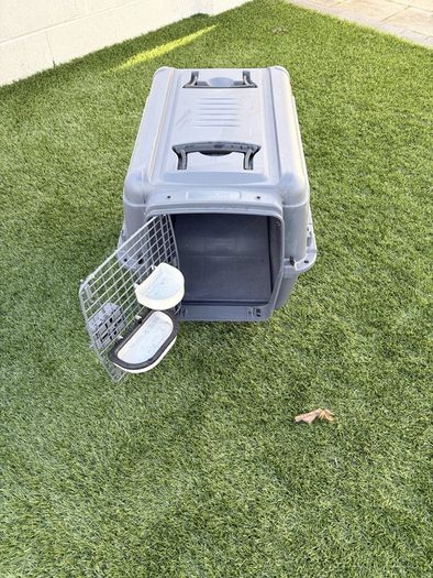 Dog carrier/crate