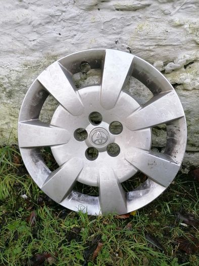 Toyota avensis hubcap trim that fits to your rims