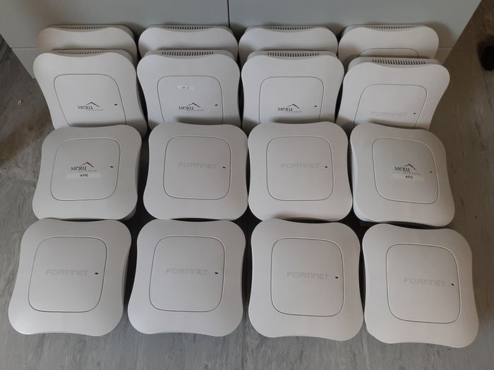 Fortinet Networks MC1550 Controller & 16 AP822i Access Points Set.
