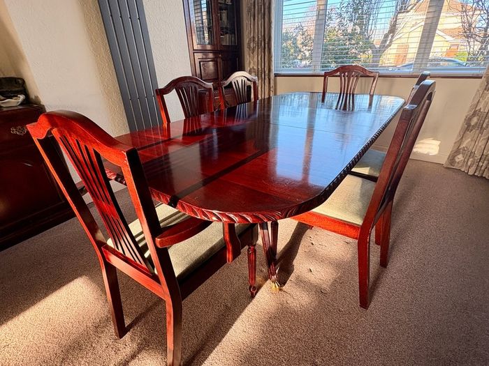 Large Mahogany Dining Table and Chairs (6x) - Expandable / Excellent Condition