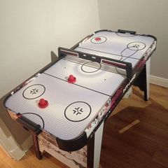 Air hockey table
