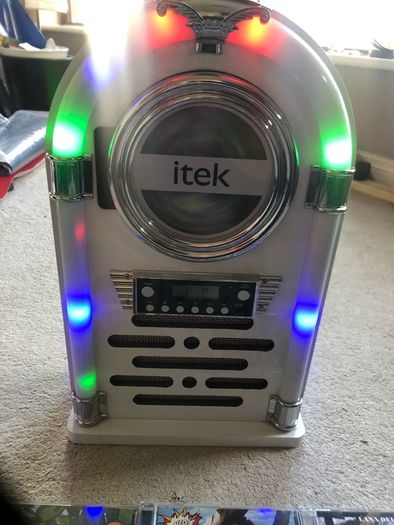 Item Bluetooth Juke box with CD player and radio
