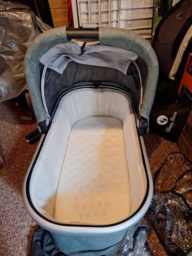 Uppababy Basinette, rain/mosquito over, mattress,