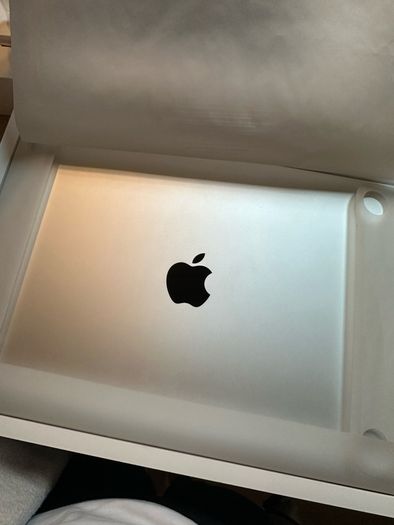 Macbook M5 Pro + AppleCare - 16 inch screen - 48GB memory 1TB
