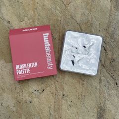 Huda Beauty Blush Filter Blurring Blushlighter Palette