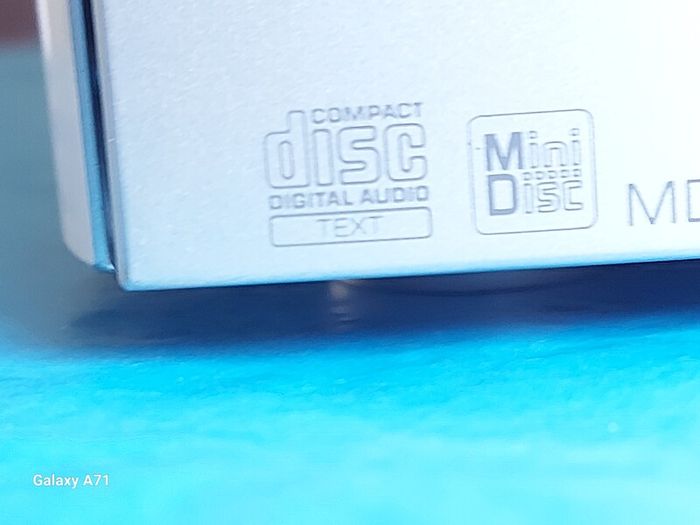 Sony CMT-M100MD Micro Hi-Fi Component System with Speakers, in excellent condition, Radio, CD and Tape working fine,