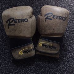 Retro e Wonder 10oz Boxing Gloves