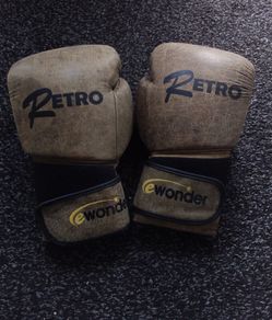 Retro e Wonder 10oz Boxing Gloves