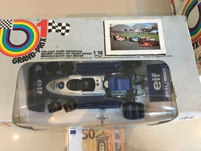 Model Car Burago Tyrrell P34/2 Scale 1/14 Burago