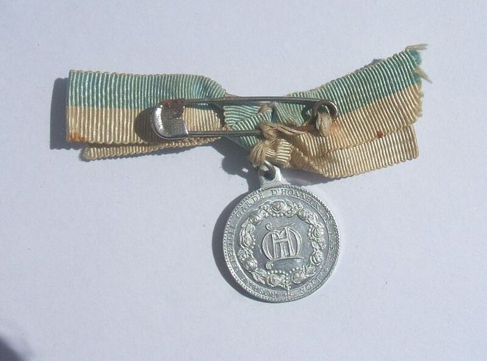 QUEEN OF THE MOST HOLY ROSARY (French) - a vintage religious medal with original ribbon (1960s or earlier)